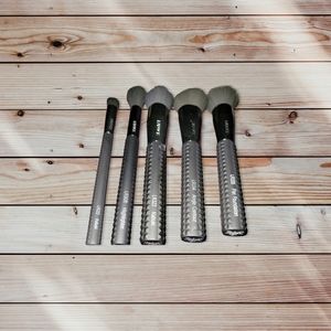 Laruce Makeup Brushes 5 Pcs Stored in cylinder on vanity in dressing room NWOT